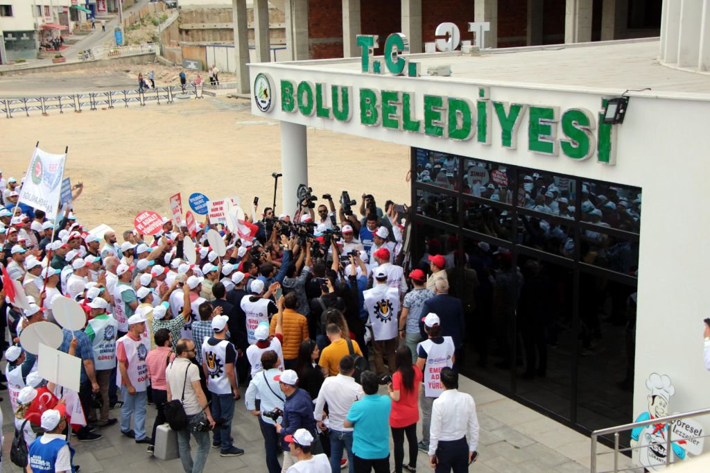 İŞÇİLER YOLA ÇIKTI..