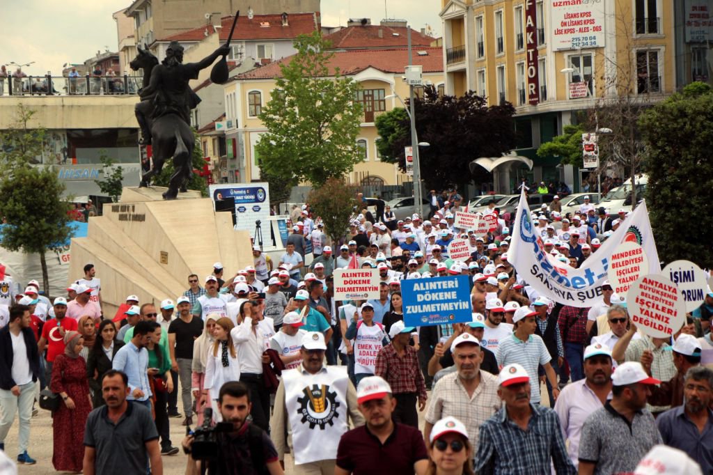 İŞÇİLER YOLA ÇIKTI..