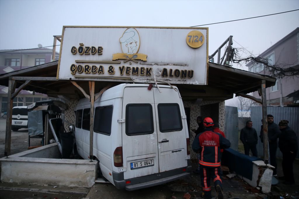 İŞÇİLERİ TAŞIYAN MİNİBÜS KAZA YAPTI, 1 ÖLÜ 12 YARALI