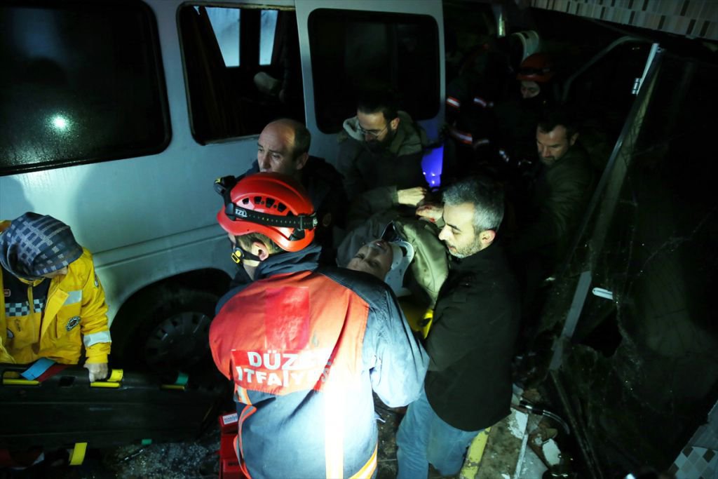 İŞÇİLERİ TAŞIYAN MİNİBÜS KAZA YAPTI, 1 ÖLÜ 12 YARALI