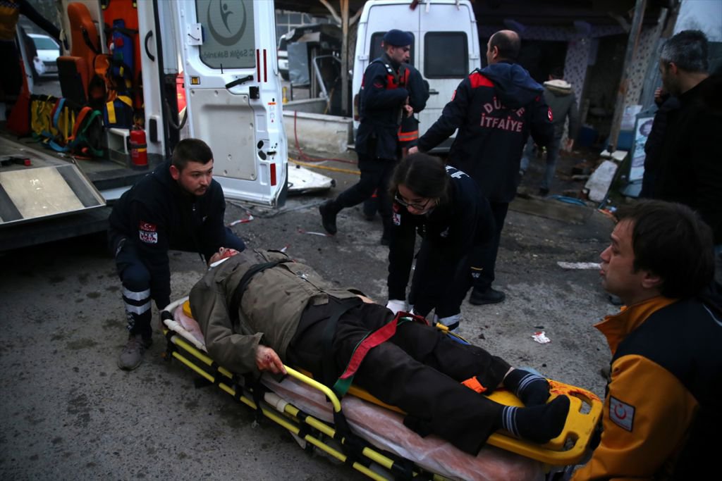 İŞÇİLERİ TAŞIYAN MİNİBÜS KAZA YAPTI, 1 ÖLÜ 12 YARALI