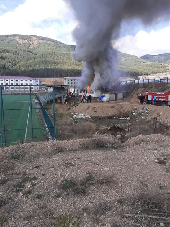 İŞÇİLERİN KALDIĞI KONTEYNER YANDI !