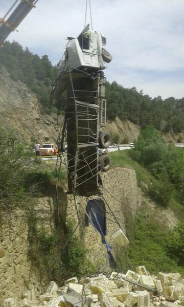 KAMYONUN ALTINDA KALARAK CAN VERDİ