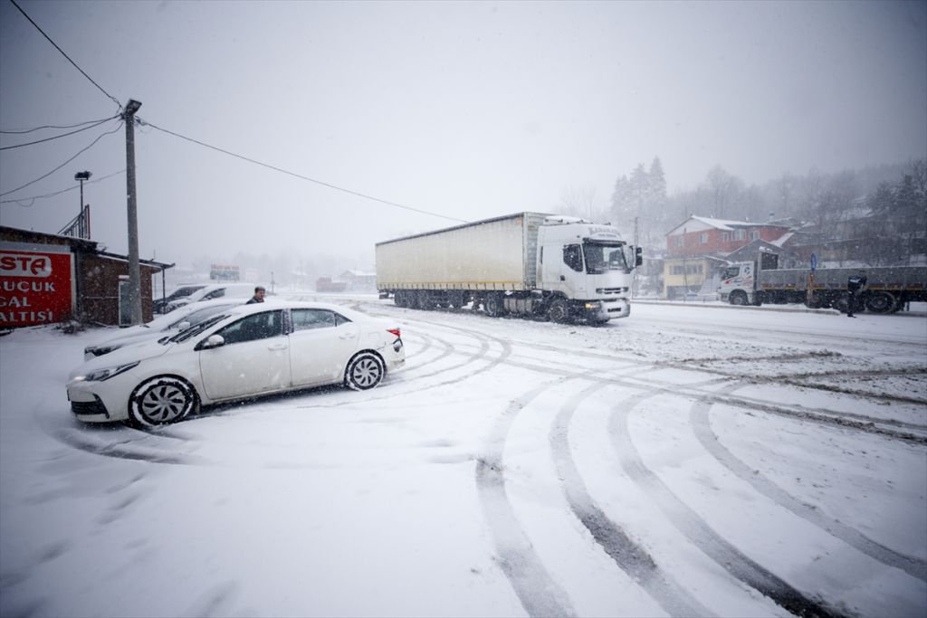 KAR YAĞIŞI ETKİLİ OLUYOR..