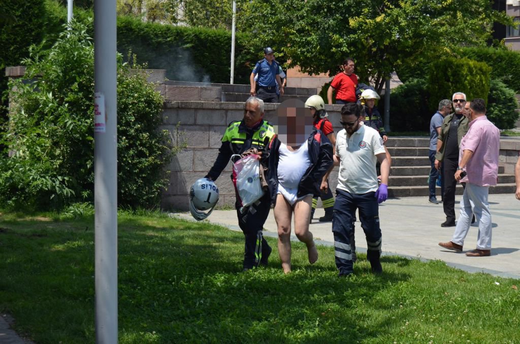 KENDİNİ YAKMAYA KALKTI