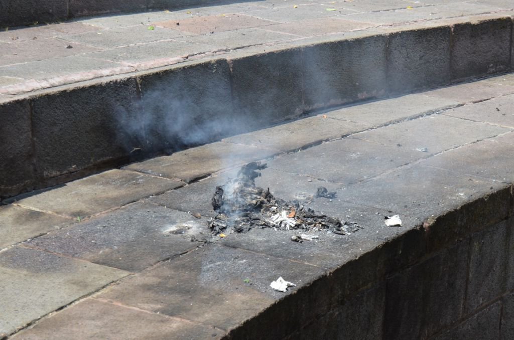 KENDİNİ YAKMAYA KALKTI