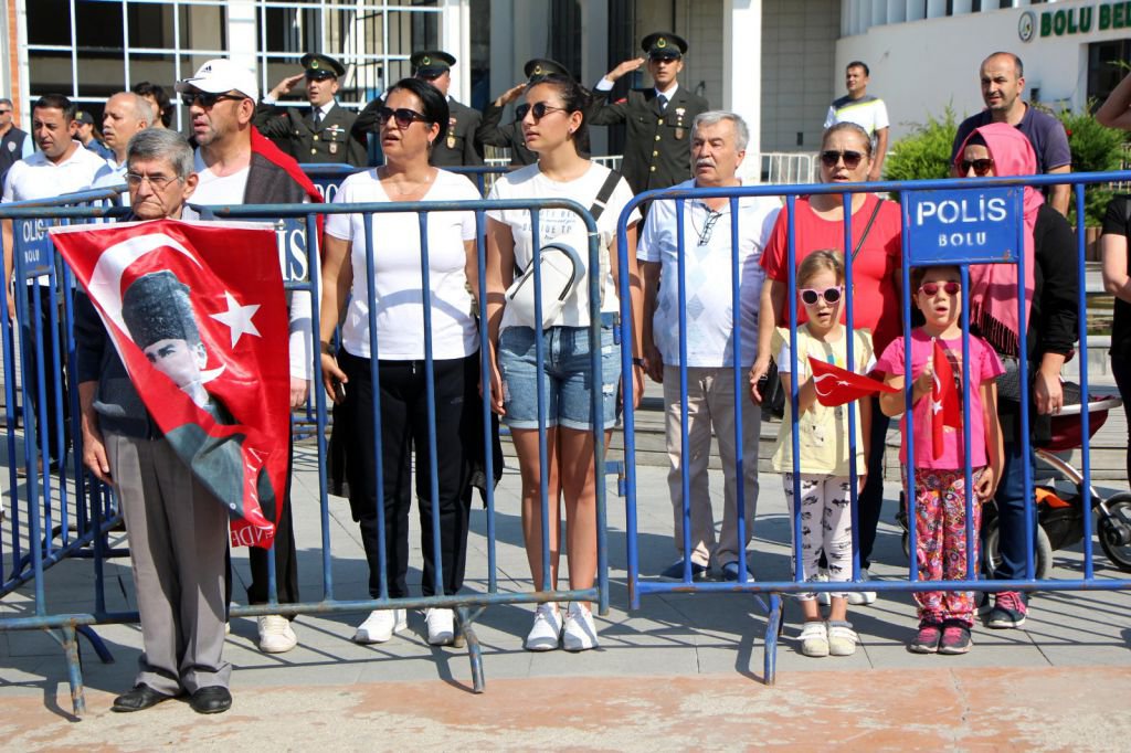 KOMANDOLAR CADDELERİ İNLETTİ