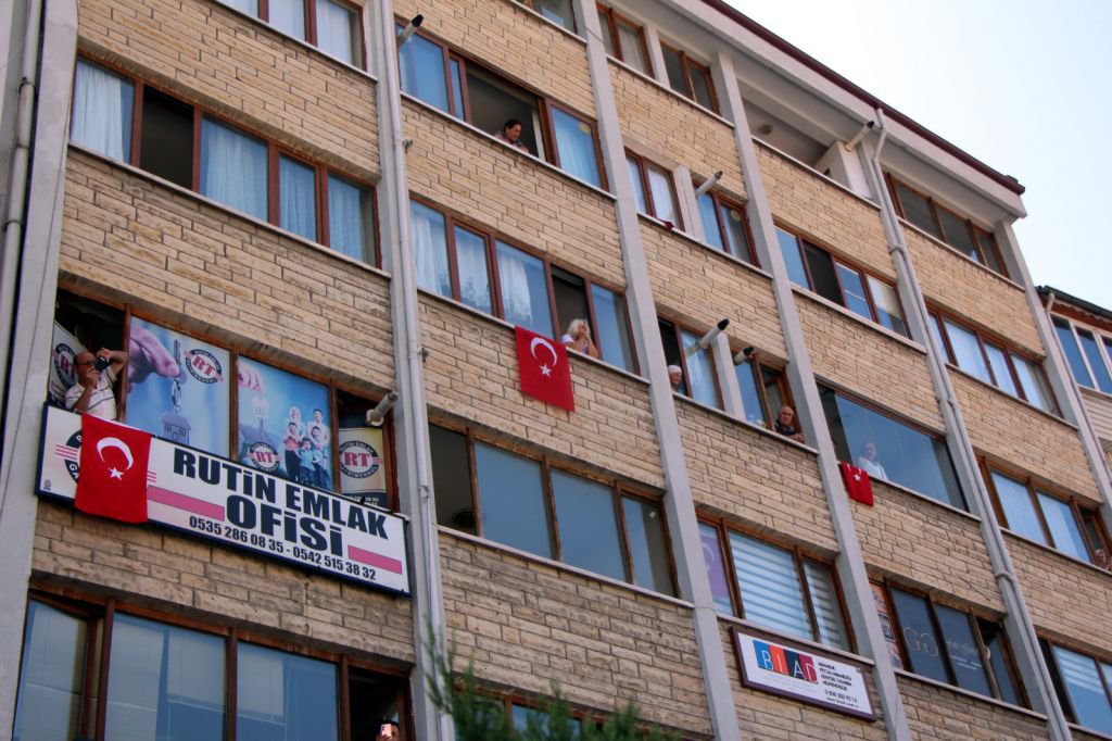 KOMANDOLAR CADDELERİ İNLETTİ