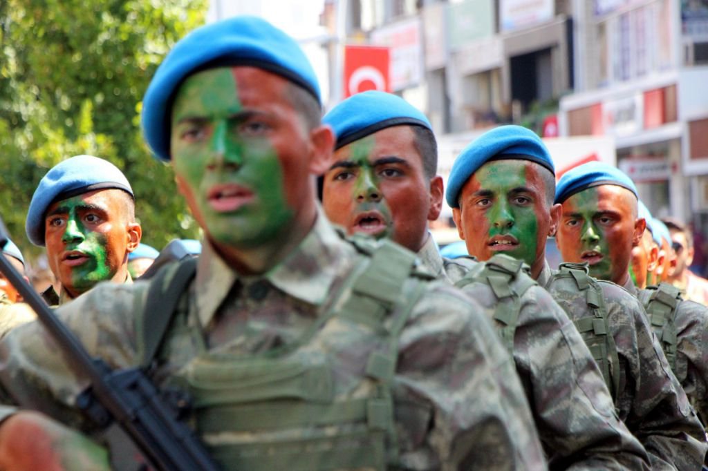 KOMANDOLAR CADDELERİ İNLETTİ