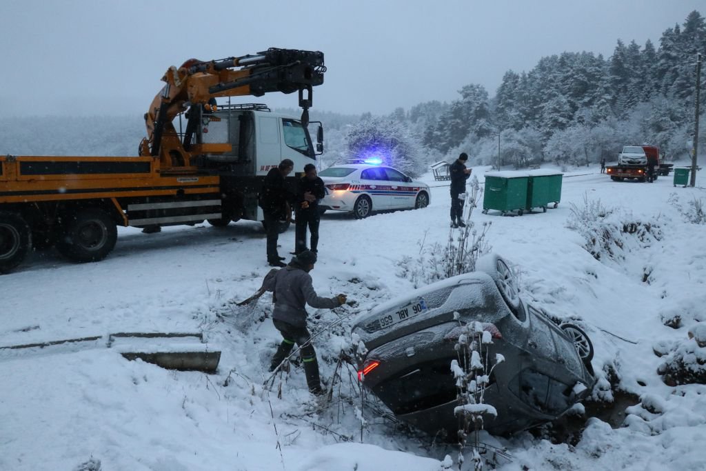 KONTROLDEN ÇIKAN OTOMOBİL KANALA UÇTU
