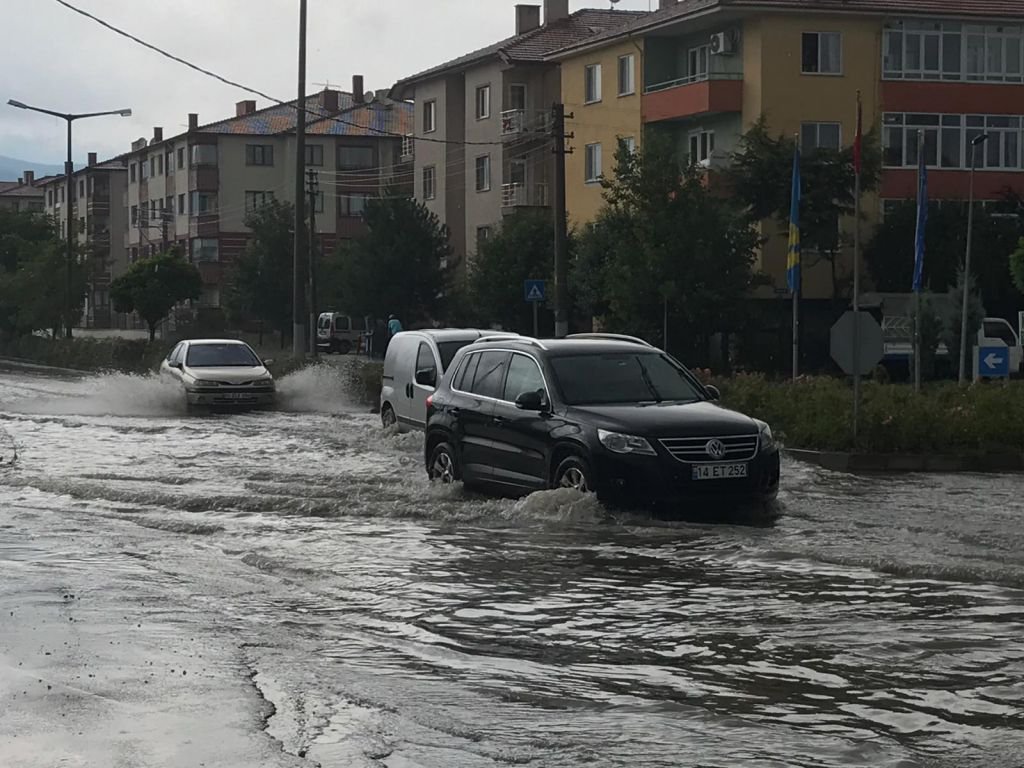 KUVVETLİ YAĞIŞ PANİK YARATTI