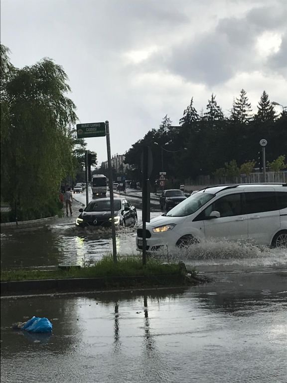 KUVVETLİ YAĞIŞ PANİK YARATTI