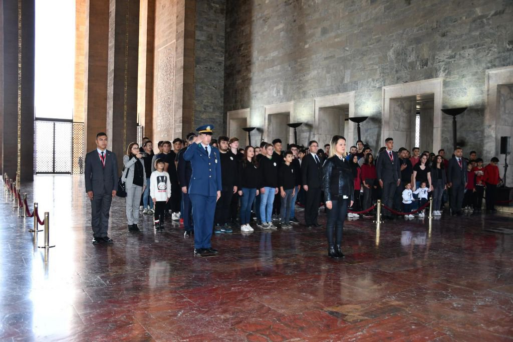 LİSE ÖĞRENCİLERİ ATA'NIN HUZURUNA ÇIKTI