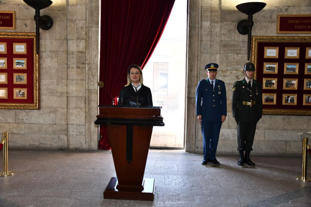 LİSE ÖĞRENCİLERİ ATA'NIN HUZURUNA ÇIKTI
