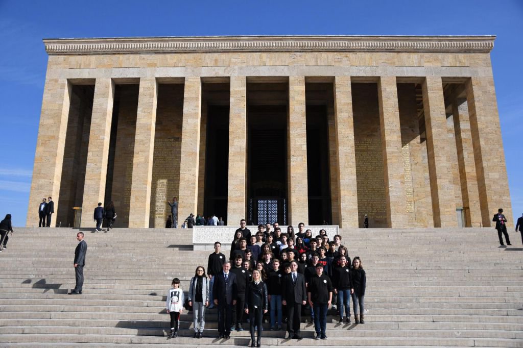 LİSE ÖĞRENCİLERİ ATA'NIN HUZURUNA ÇIKTI