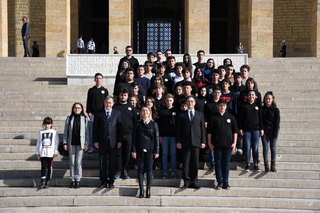 LİSE ÖĞRENCİLERİ ATA'NIN HUZURUNA ÇIKTI