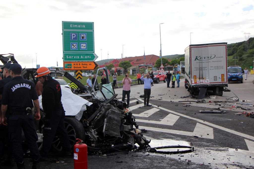 LÜKS ARAÇ HURDAYA DÖNDÜ, 1 KİŞİ ÖLDÜ