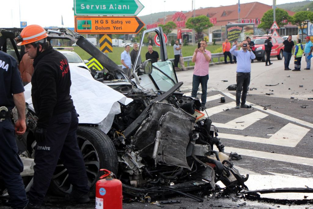 LÜKS ARAÇ HURDAYA DÖNDÜ, 1 KİŞİ ÖLDÜ