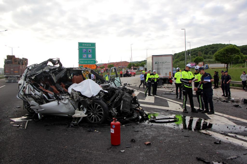 LÜKS ARAÇ HURDAYA DÖNDÜ, 1 KİŞİ ÖLDÜ