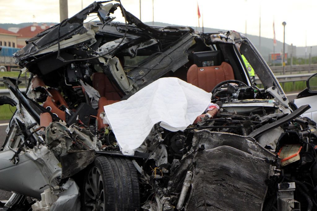 LÜKS ARAÇ HURDAYA DÖNDÜ, 1 KİŞİ ÖLDÜ