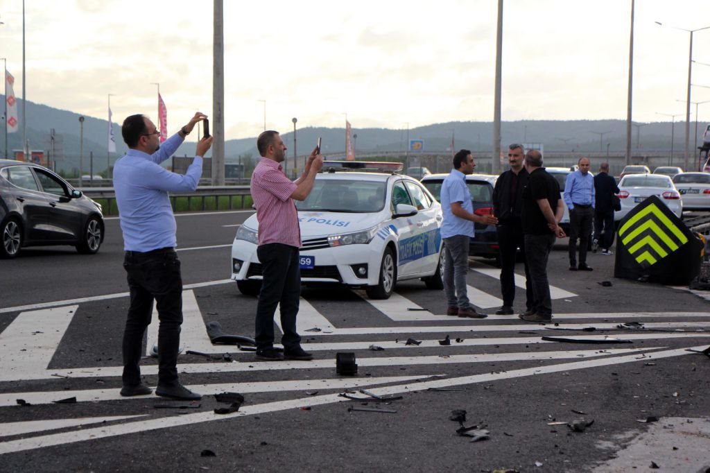 LÜKS ARAÇ HURDAYA DÖNDÜ, 1 KİŞİ ÖLDÜ