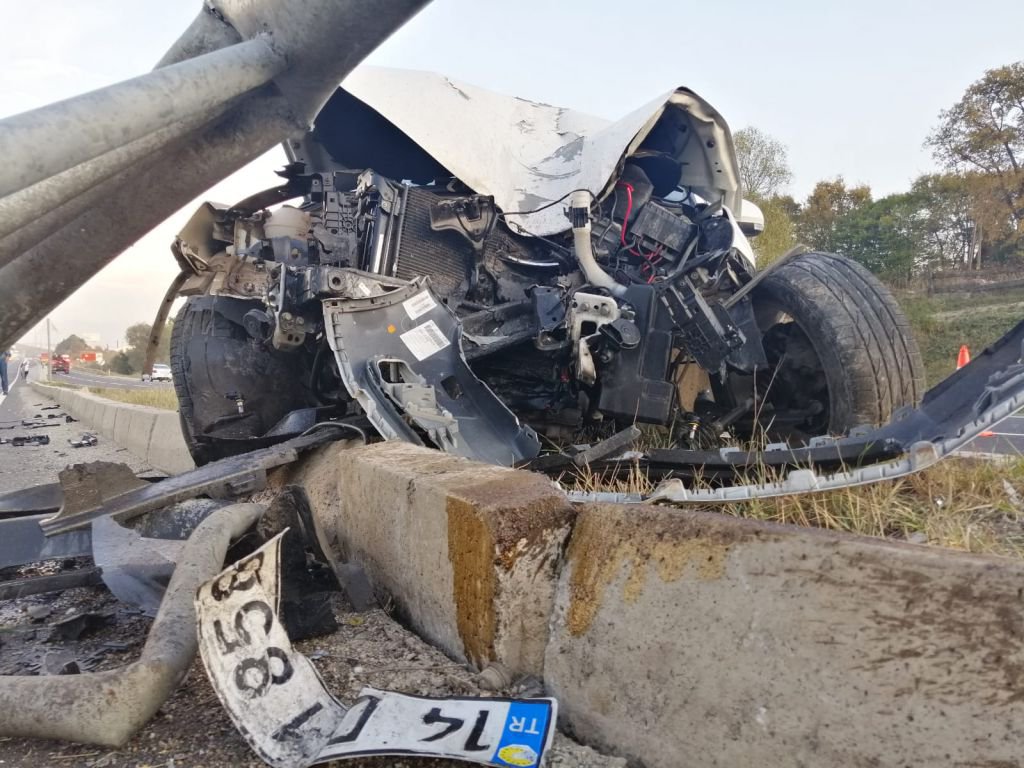 LÜKS ARAÇ HURDAYA DÖNDÜ