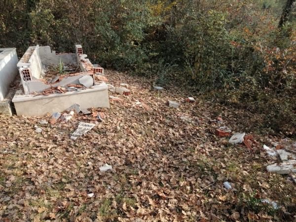 MİRASI BEĞENMEDİ, ANNESİNİN MEZARINI PARÇALADI