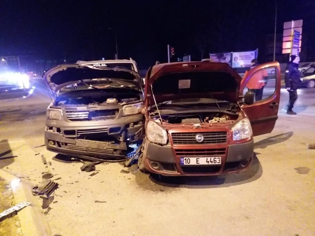 KIRMIZI IŞIK İHLALİ 6 YARALI