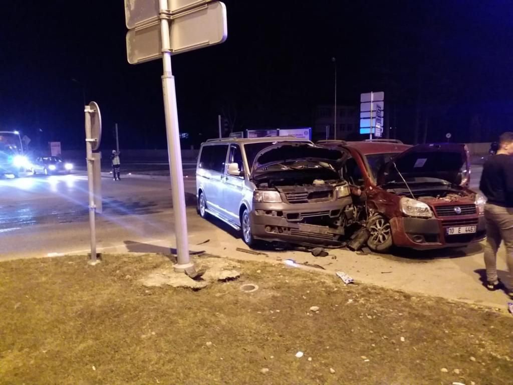 KIRMIZI IŞIK İHLALİ 6 YARALI