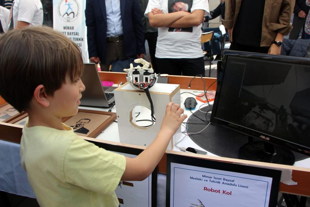 ÖĞRENCİLERİN ALKIŞLANACAK BAŞARISI