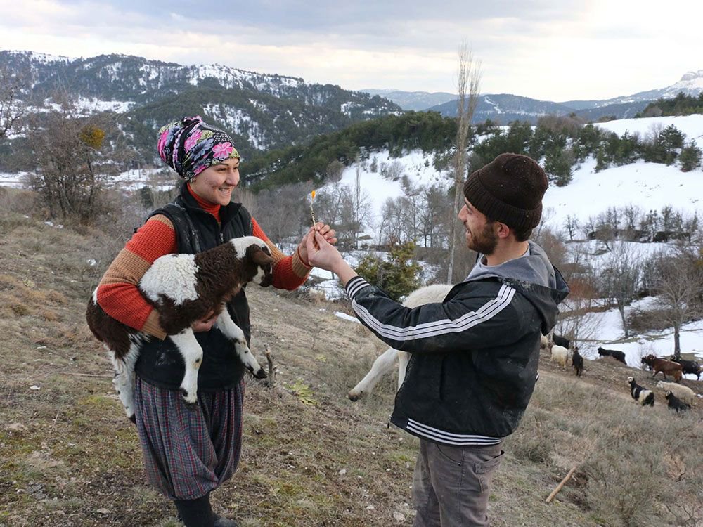"ÖNCE EVLAT SONRA KOYUNLAR"