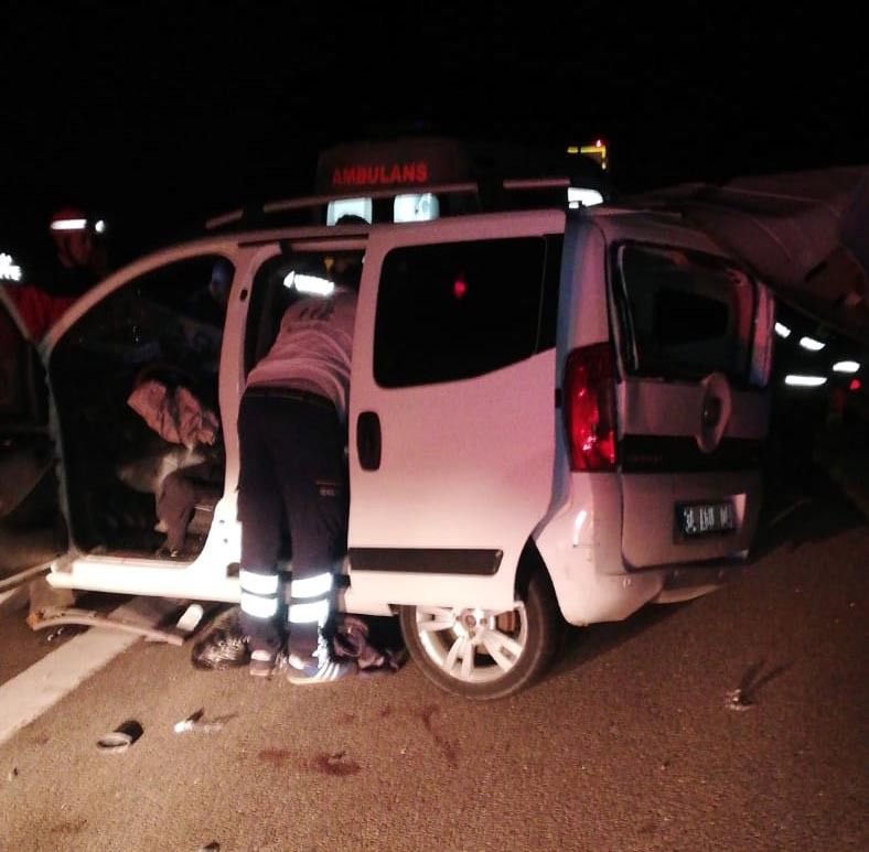 ÖNÜNDEKİ TIRA ÇARPTI 1 ÖLÜ 2 YARALI