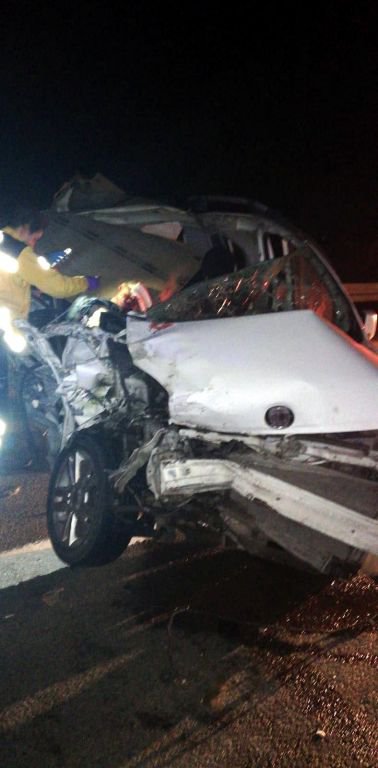 ÖNÜNDEKİ TIRA ÇARPTI 1 ÖLÜ 2 YARALI