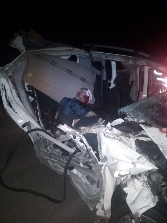 ÖNÜNDEKİ TIRA ÇARPTI 1 ÖLÜ 2 YARALI