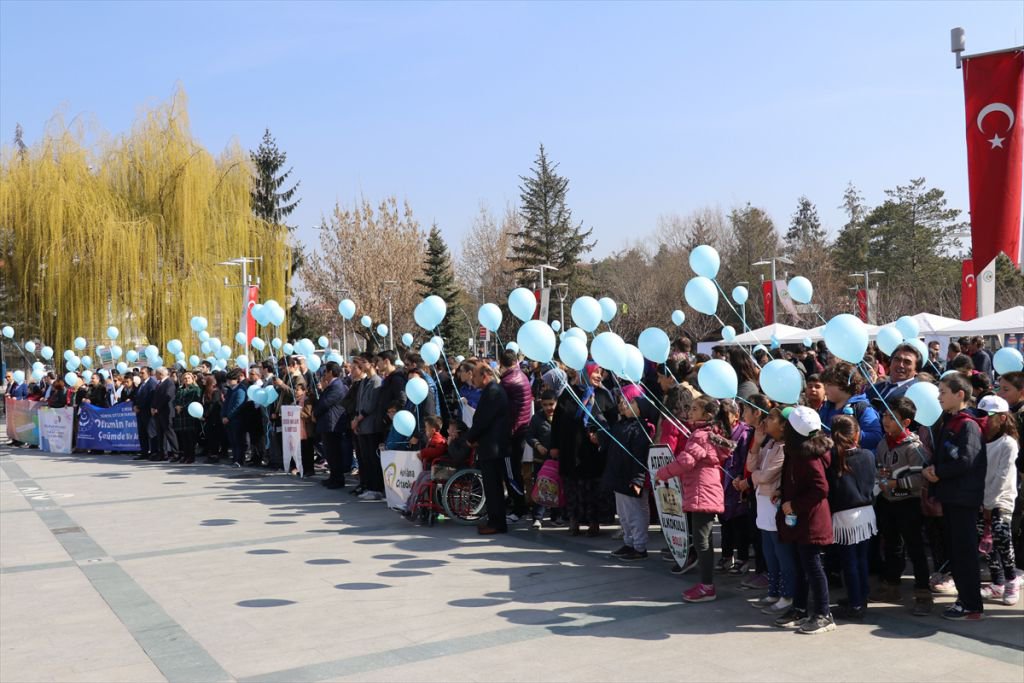 OTİZM FARKINDALIK YÜRÜYÜŞÜ DÜZENLENDİ
