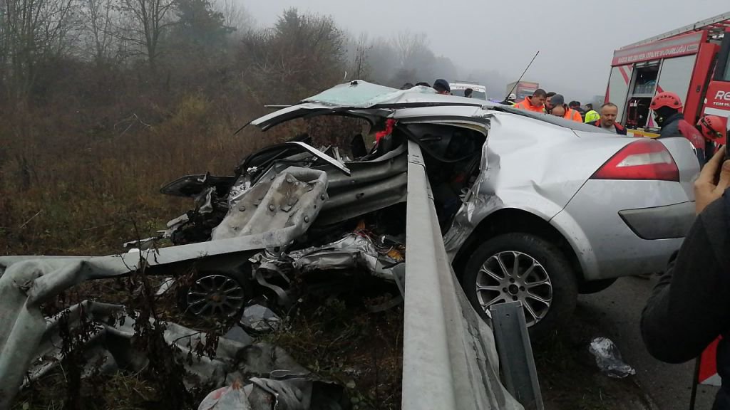 OTOMOBİL BARİYERLERE OK GİBİ SAPLANDI