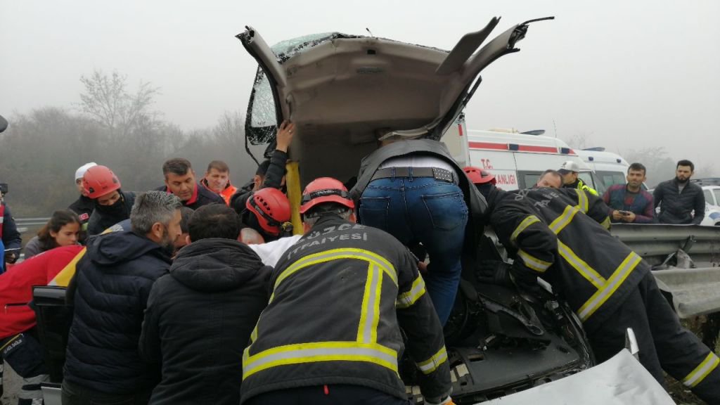 OTOMOBİL BARİYERLERE OK GİBİ SAPLANDI