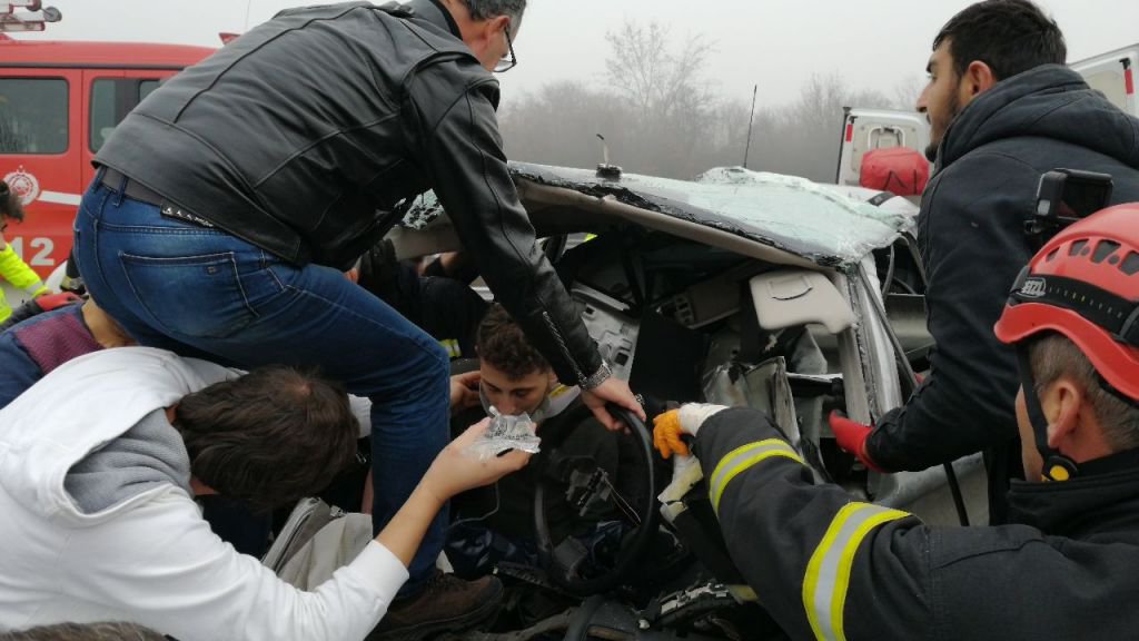 OTOMOBİL BARİYERLERE OK GİBİ SAPLANDI