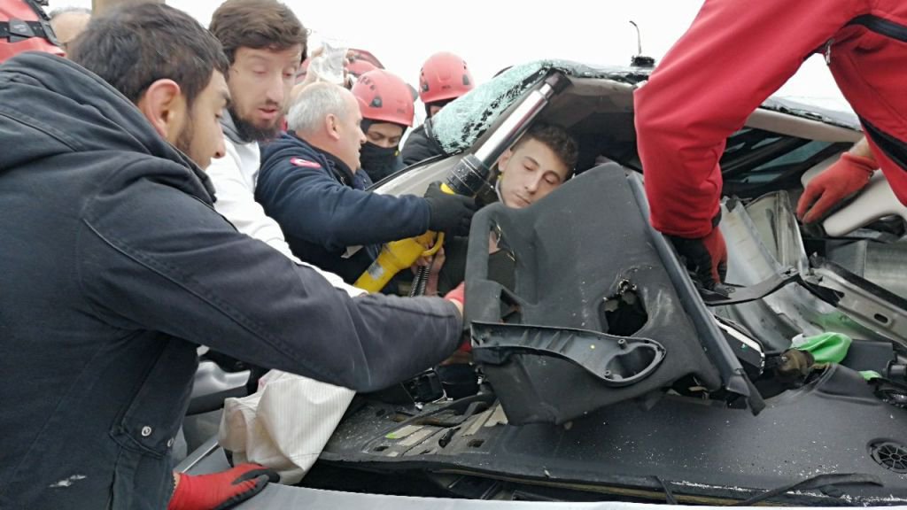 OTOMOBİL BARİYERLERE OK GİBİ SAPLANDI