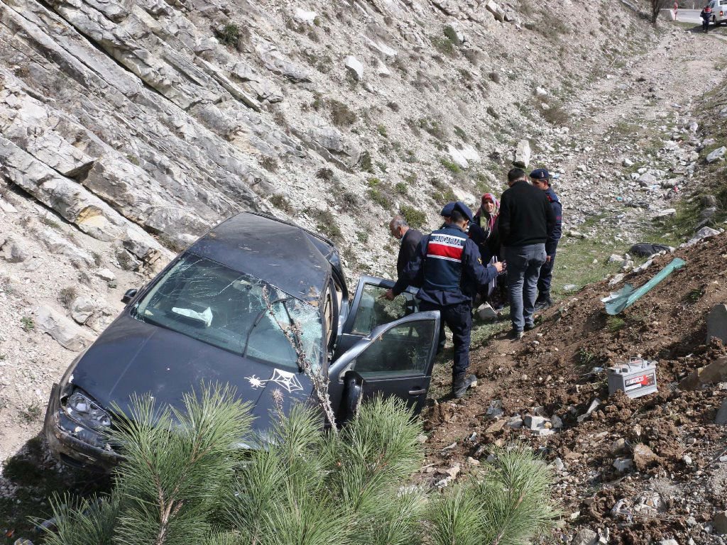 OTOMOBİL ŞARAMPOLE DEVRİLDİ 2 YARALI