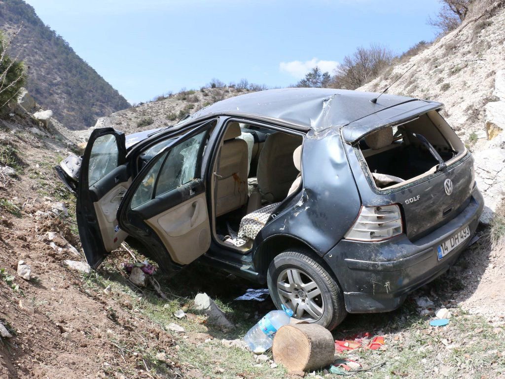 OTOMOBİL ŞARAMPOLE DEVRİLDİ 2 YARALI