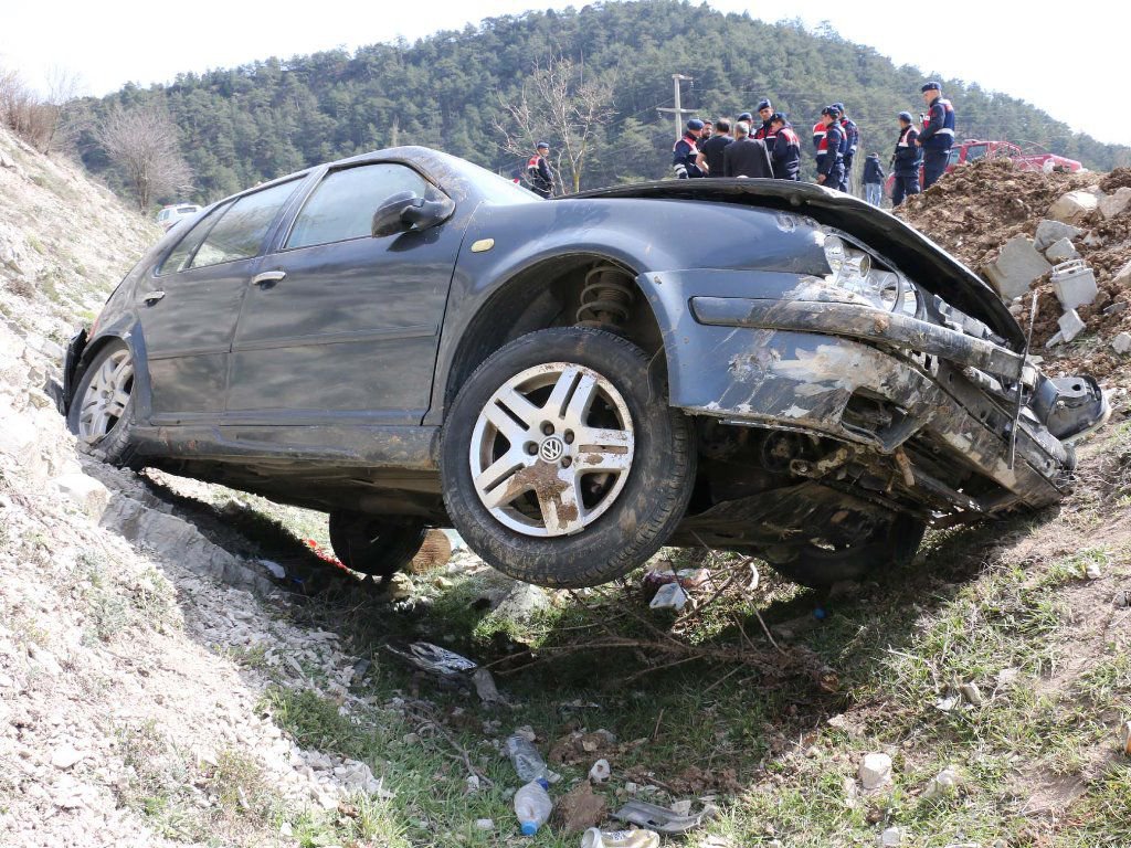 OTOMOBİL ŞARAMPOLE DEVRİLDİ 2 YARALI