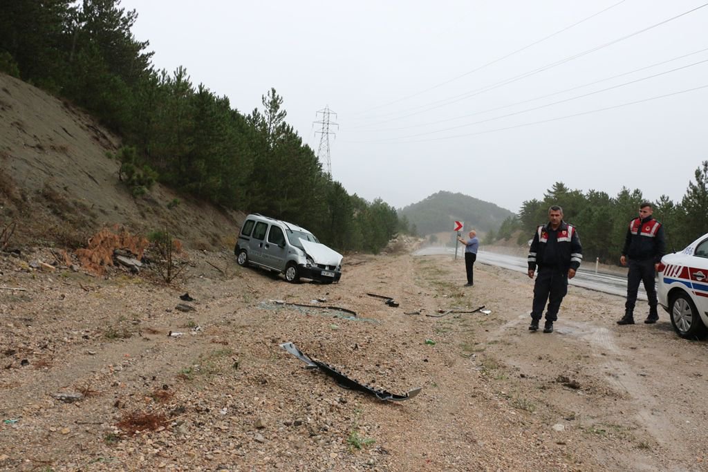 OTOMOBİL TAKLA ATTI