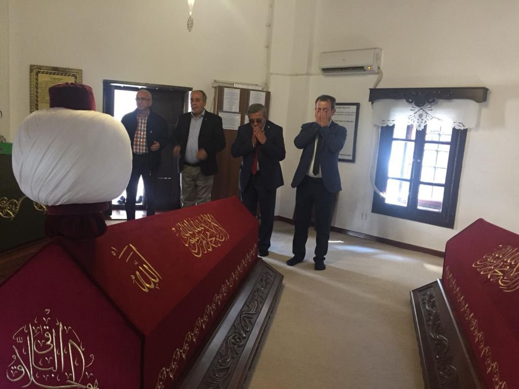 ÖZCAN AKŞEMSEDDİN HAZRETLERİNİN TÜRBESİNİ ZİYARET ETTİ