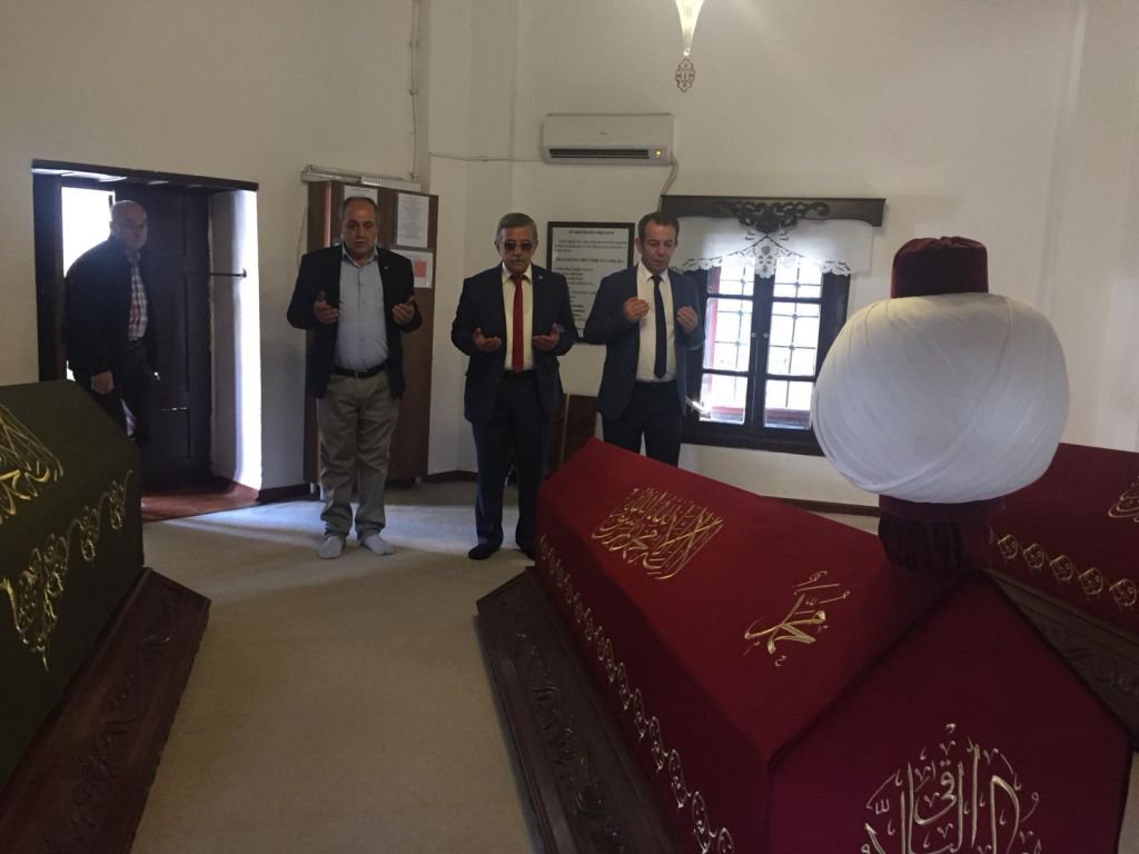 ÖZCAN AKŞEMSEDDİN HAZRETLERİNİN TÜRBESİNİ ZİYARET ETTİ