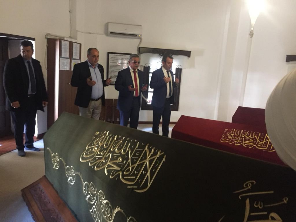 ÖZCAN AKŞEMSEDDİN HAZRETLERİNİN TÜRBESİNİ ZİYARET ETTİ