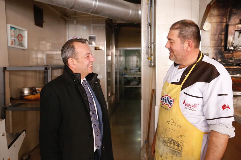 ÖZCAN BELEDİYE ÇALIŞANLARINA YARDIM ETTİ