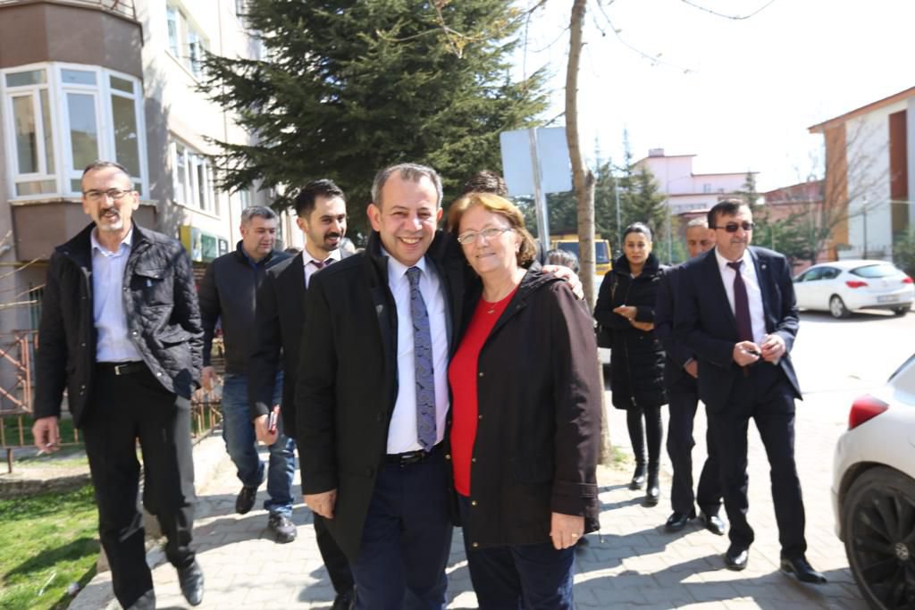 ÖZCAN BELEDİYE ÇALIŞANLARINA YARDIM ETTİ