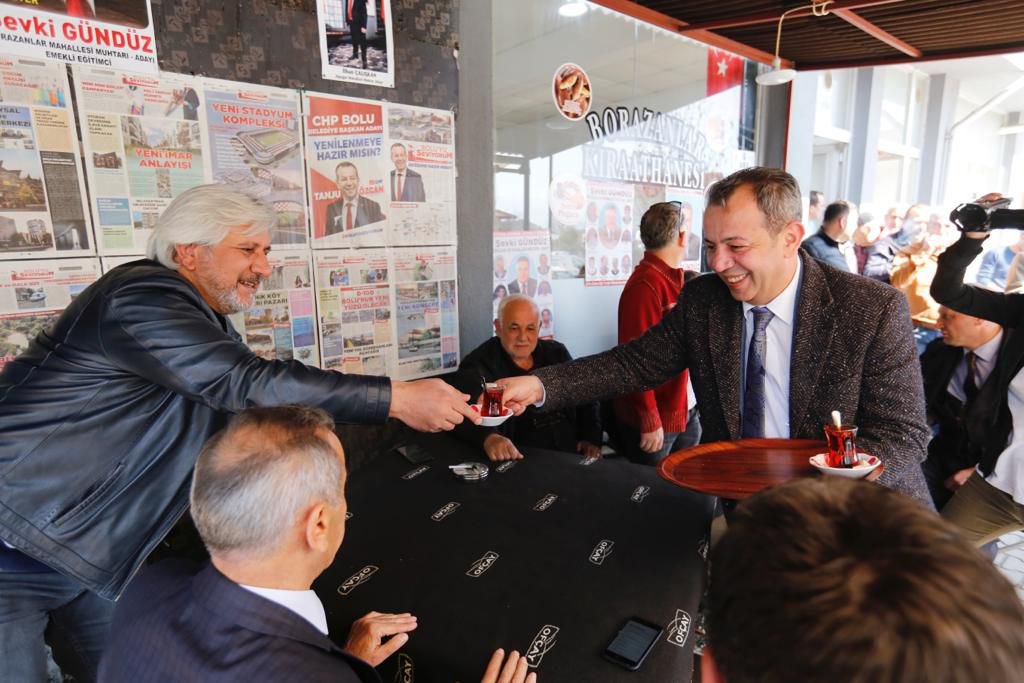 ÖZCAN BELEDİYE ÇALIŞANLARINA YARDIM ETTİ