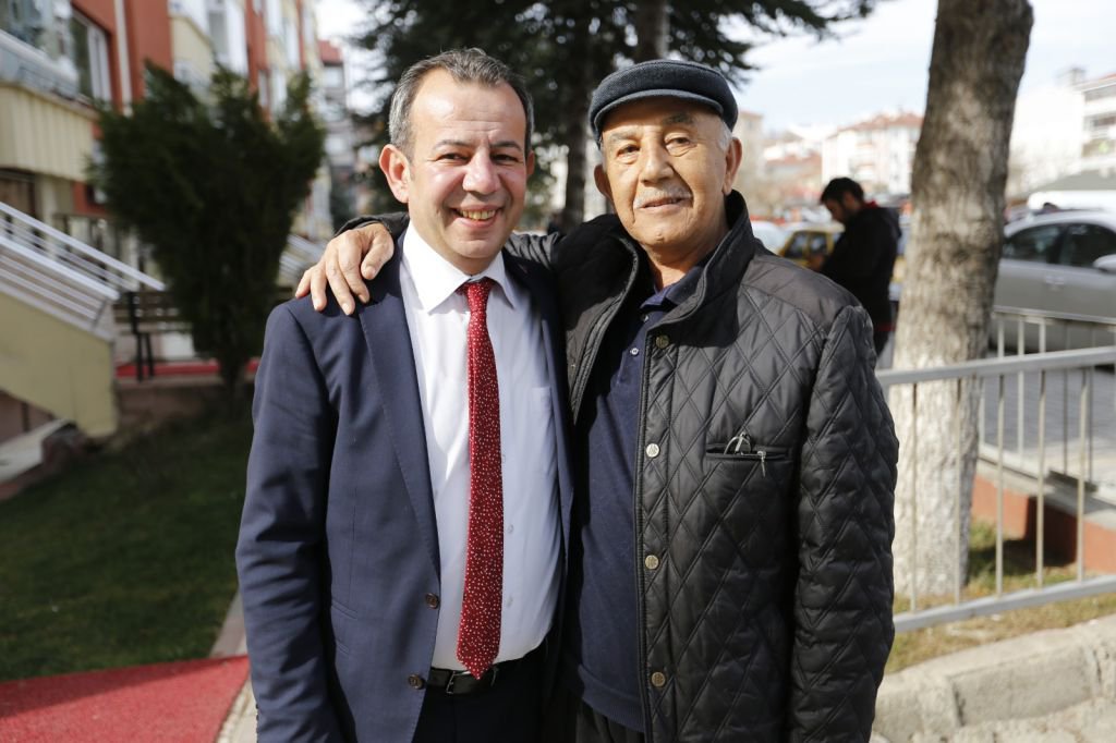 ÖZCAN'I GÖREN KADIN GÖZYAŞLARINI TUTAMADI